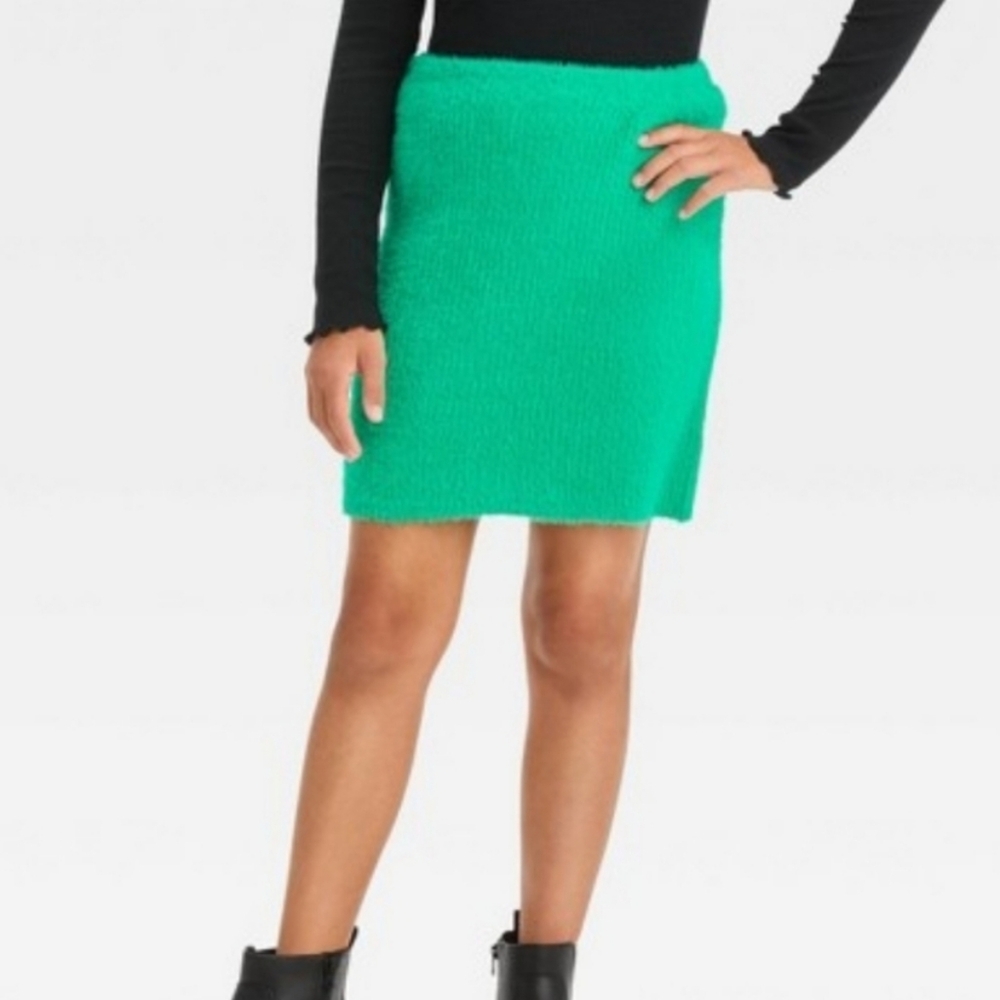 ❤️10/$10 New art class fuzzy skirt